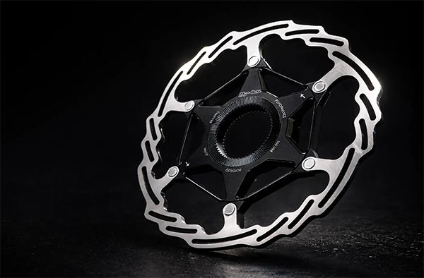 ROTOR 3D vu de face sur fond sombre