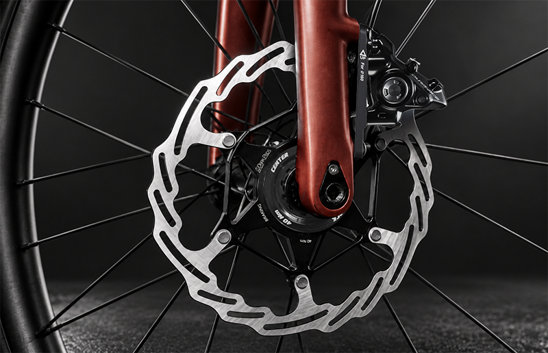 Disque de frein sur un vélo, détail de la roue et de l’étrier